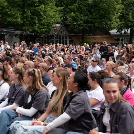 Publikum auf dem Laurentiusplatz, Wuppertal